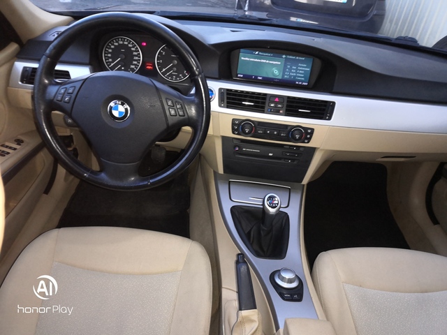 BMW BMW Série 3 V (E90) 318i Confort