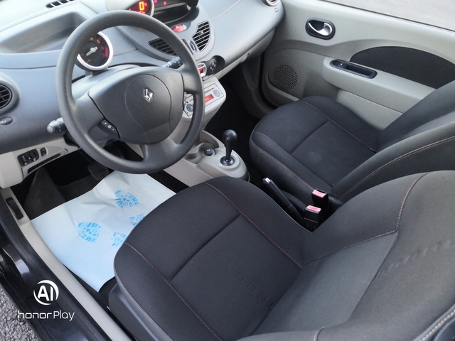 Renault Renault Twingo II (C44) 1.2 16v 75ch Dynamique Quickshift