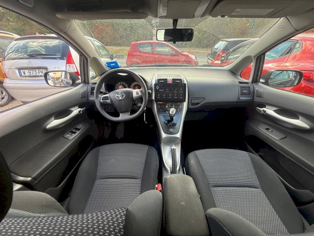 TOYOTA Toyota Auris  132 VVT-i Executive MMT 5p
