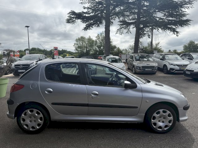Peugeot Peugeot 206 1.6 ESSENCE/ SUPERETHANOL 110CH 7CV