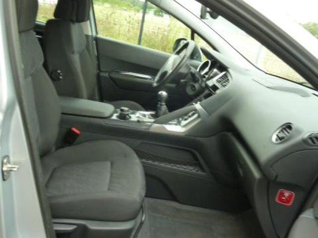 PEUGEOT 3008 1.6 HDi112 Business Pack
