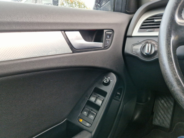 Audi Audi A4 IV (B8) 2.0 TDI 143 DPF Attraction Multitronic