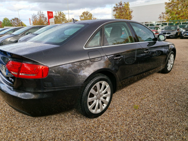 Audi Audi A4 IV (B8) 2.0 TDI 143 DPF Attraction Multitronic