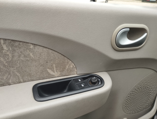 Renault Renault Twingo II (C44) 1.2 16v 75ch Helios Quickshift