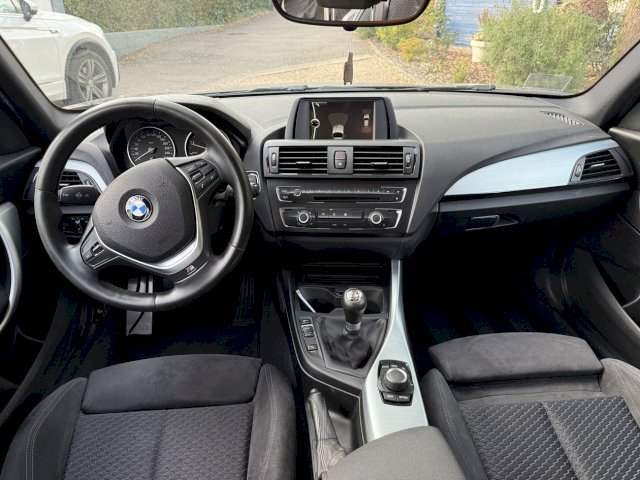 BMW BMW Série 1 I (E88) 118d Sport Design