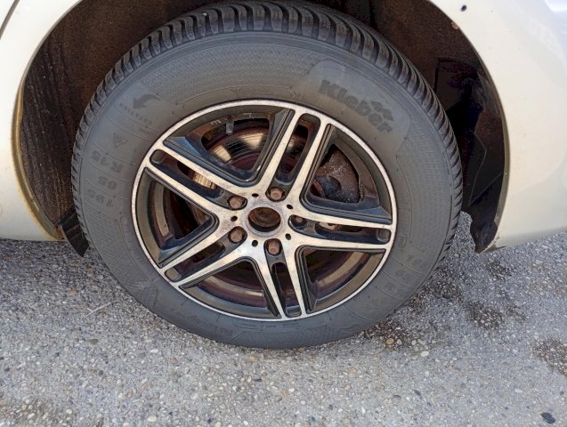 Toyota Toyota Auris  90 D-4D FAP Sportline Connect 5p