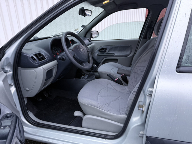 Renault Renault Clio II (B/C65) 1.2 16v 75ch Authentique 5p