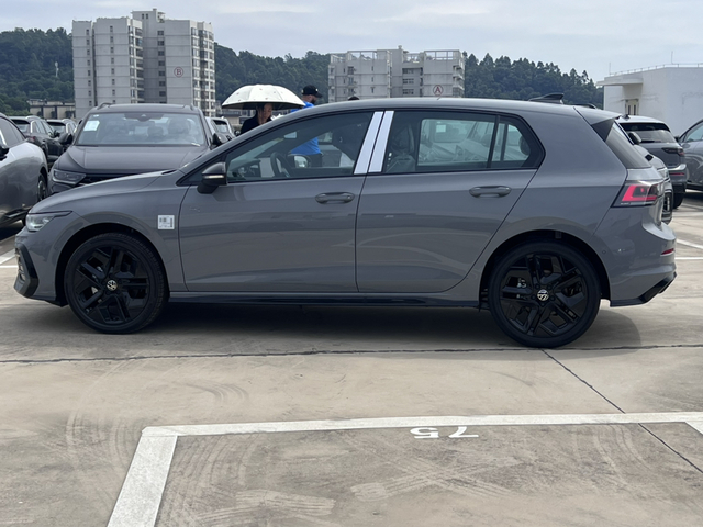 Volkswagen Volkswagen Golf VIII 8.5 R-Line 1.5 300TSI 160 7DSG