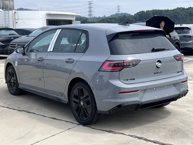 Volkswagen Volkswagen Golf VIII 8.5 R-Line 1.5 300TSI 160 7DSG