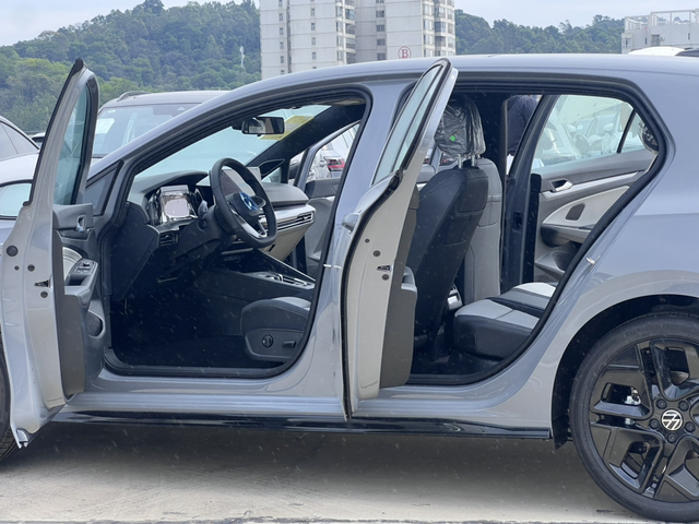 Volkswagen Volkswagen Golf VIII 8.5 R-Line 1.5 300TSI 160 7DSG