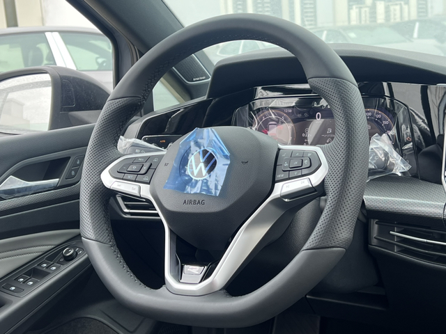 Volkswagen Volkswagen Golf VIII 8.5 R-Line 1.5 300TSI 160 7DSG