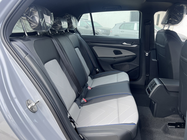 Volkswagen Volkswagen Golf VIII 8.5 R-Line 1.5 300TSI 160 7DSG