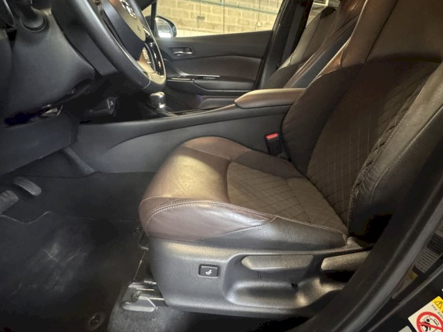 Toyota Toyota C-Hr 122h Distinctive 2WD E-CVT
