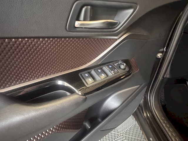 Toyota Toyota C-Hr 122h Distinctive 2WD E-CVT