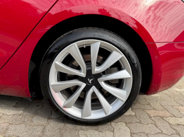 Tesla Tesla Model 3 Long-Range RWD