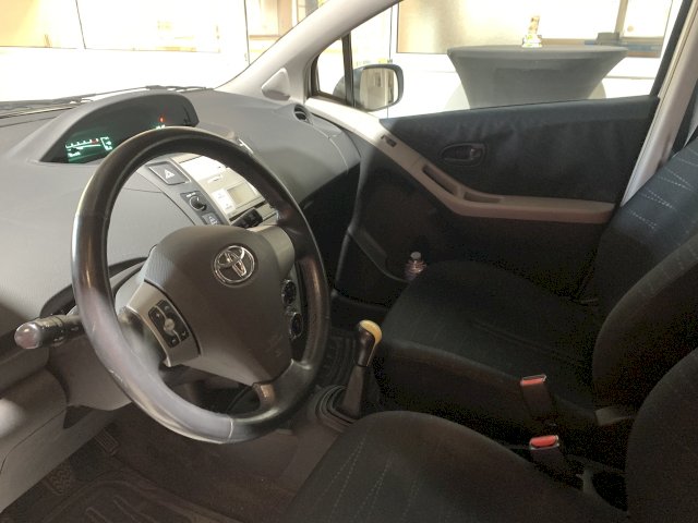 Toyota Toyota Yaris II 1.4 D-4D 90ch Sol 5p