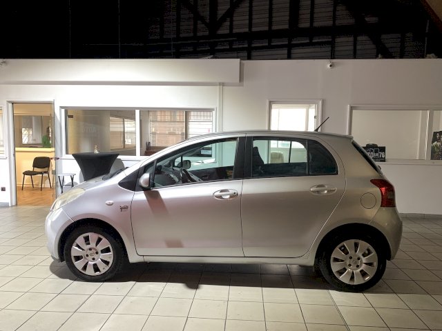 Toyota Toyota Yaris II 1.4 D-4D 90ch Sol 5p