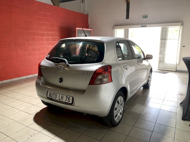 Toyota Toyota Yaris II 1.4 D-4D 90ch Sol 5p