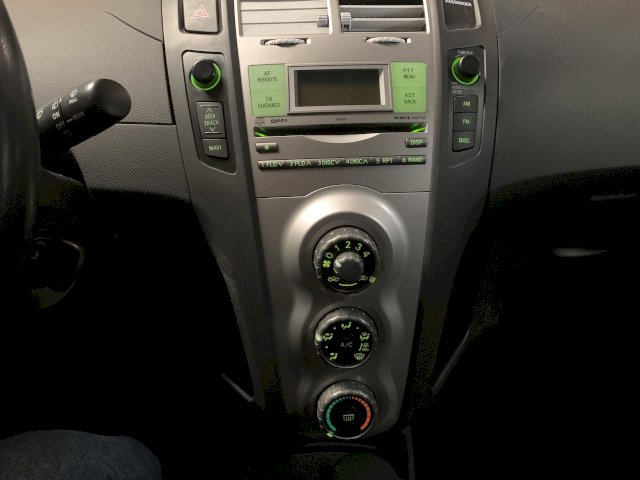 Toyota Toyota Yaris II 1.4 D-4D 90ch Sol 5p