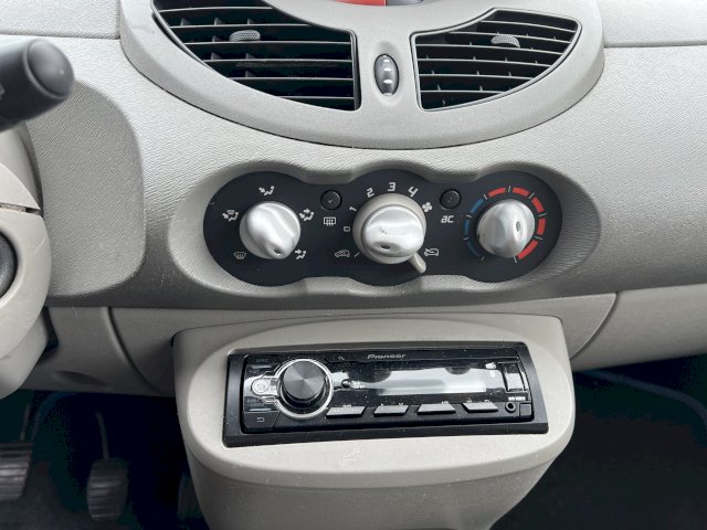 Renault Renault Twingo II (C44) 1.2 16v 75ch Expression