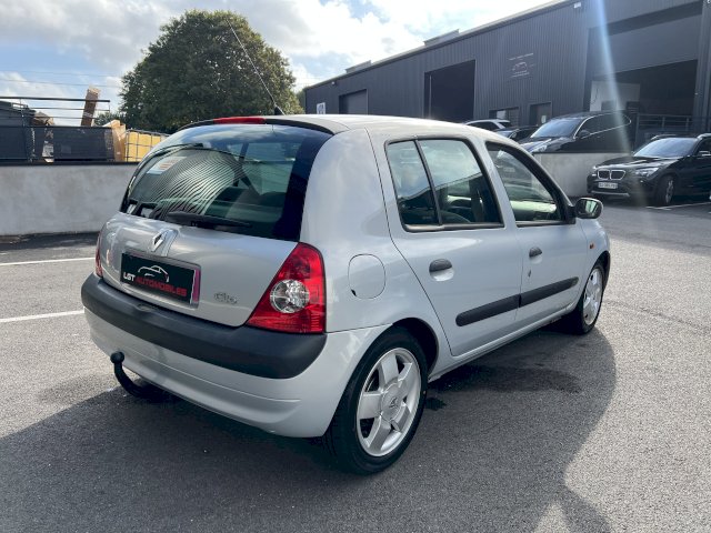 Renault Renault Clio II (B/C65) 1.6 16v 110ch Privilège 5p