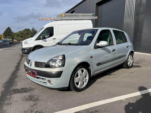 Renault Renault Clio II (B/C65) 1.6 16v 110ch Privilège 5p