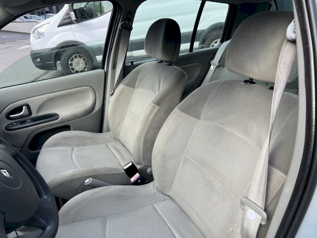 Renault Renault Clio II (B/C65) 1.6 16v 110ch Privilège 5p