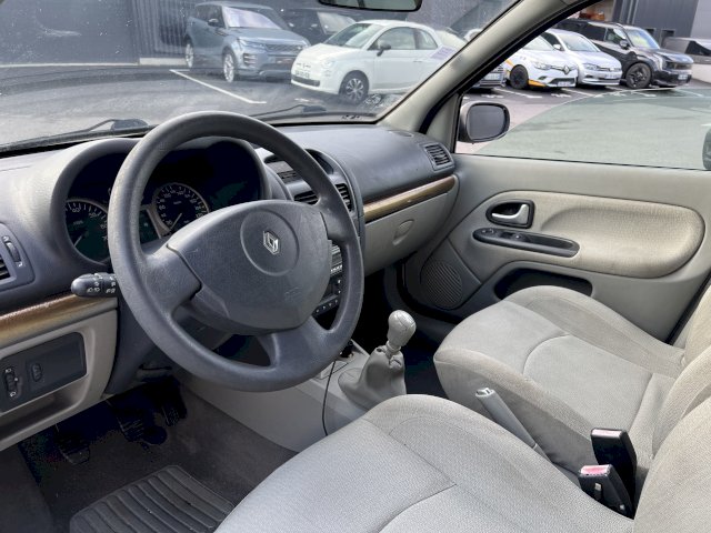 Renault Renault Clio II (B/C65) 1.6 16v 110ch Privilège 5p