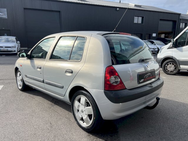 Renault Renault Clio II (B/C65) 1.6 16v 110ch Privilège 5p