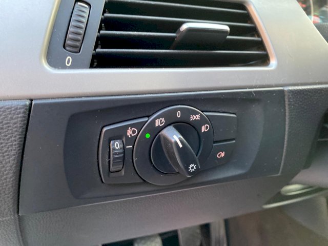 BMW BMW Série 3 V (E90) 318iA 129ch Sport