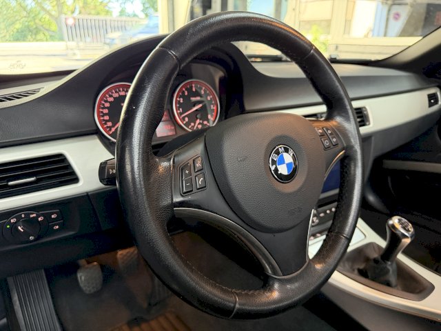 BMW BMW Série 3 V (E93) 325i 218ch Confort