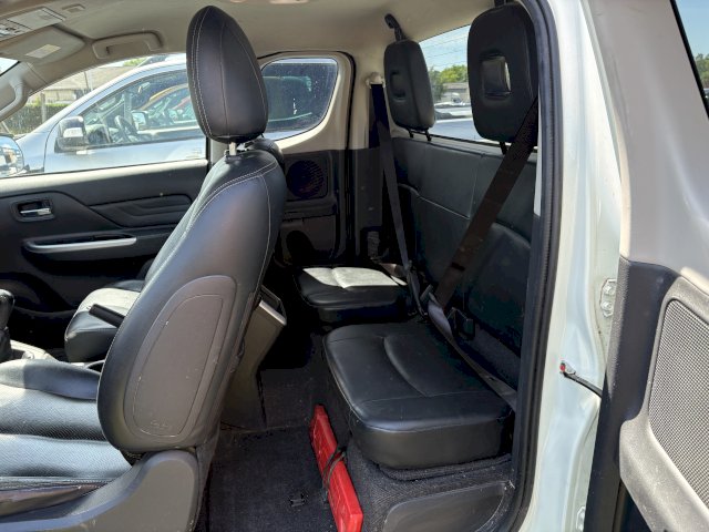 Mitsubishi Mitsubishi L200 2.2 DI-D 150ch Club Cab Instyle Navy MY 2022
