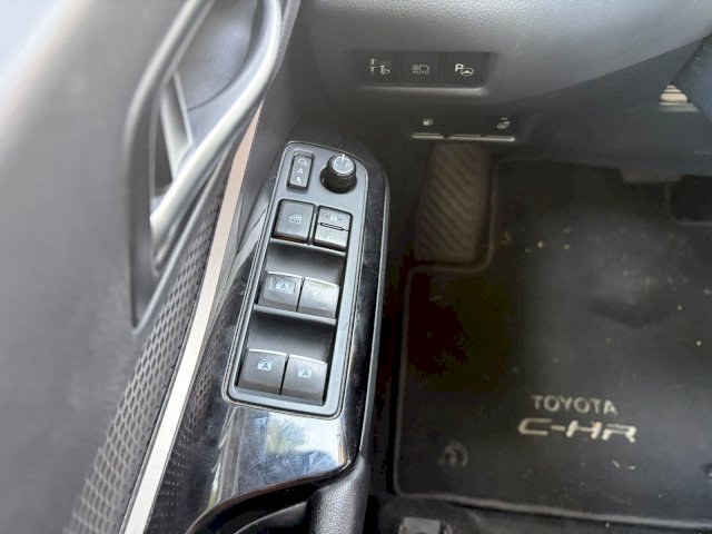 Toyota Toyota C-Hr 122h Graphic 2WD E-CVT MC19