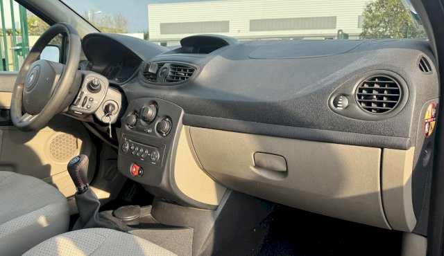 Renault Renault Clio III (B/C85) 1.2 16v 75ch Authentique 5p