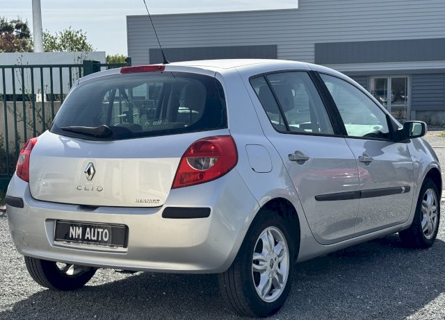 Renault Renault Clio III (B/C85) 1.4 16v 98ch Confort Expression 5p