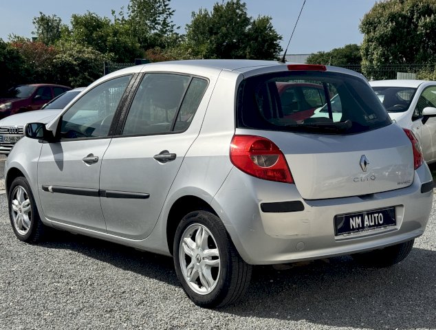 Renault Renault Clio III (B/C85) 1.4 16v 98ch Confort Expression 5p
