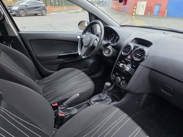 Opel Corsa D 1.4 ESSENCE 100CV 111