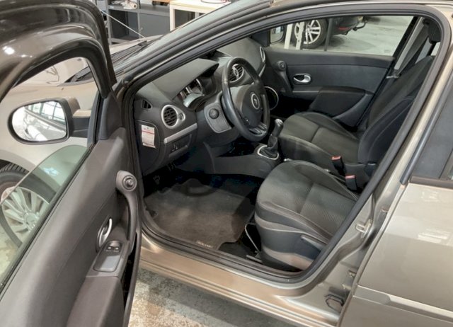 Renault Renault Clio III 1.2 16v 75 Expression Clim 5p