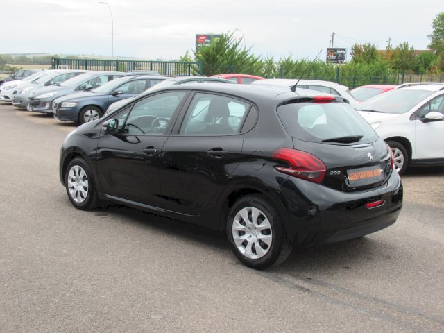 Peugeot Peugeot 208 1.2L 82 Cv Like 5 places