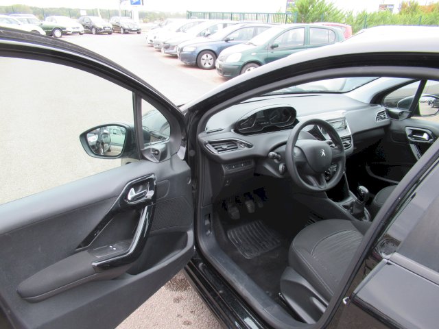 Peugeot Peugeot 208 1.2L 82 Cv Like 5 places