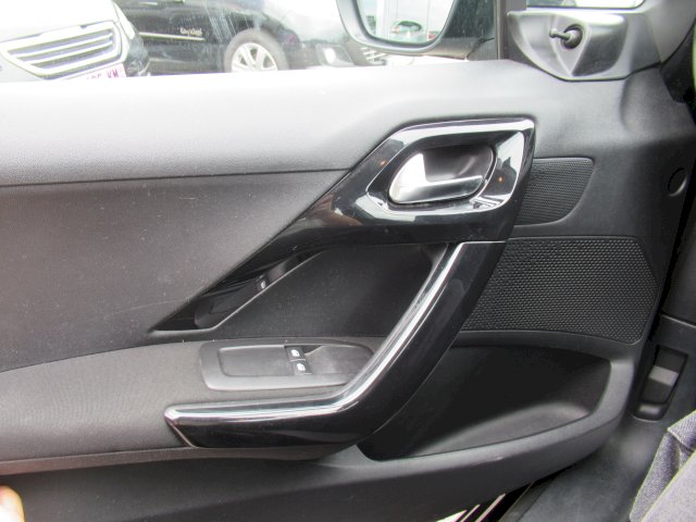 Peugeot Peugeot 208 1.2L 82 Cv Like 5 places