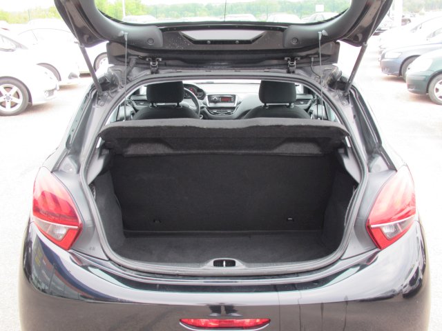 Peugeot Peugeot 208 1.2L 82 Cv Like 5 places