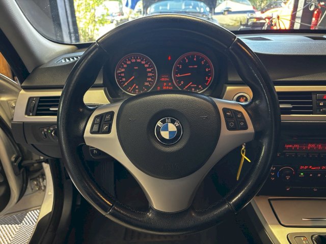 BMW BMW Série 3 V (E90) 325xiA 218ch Luxe