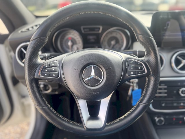 Mercedes-Benz Mercedes-Benz CLA I (C117) 180 Sensation 7G-DCT