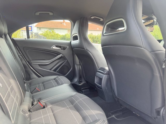 Mercedes-Benz Mercedes-Benz CLA I (C117) 180 Sensation 7G-DCT